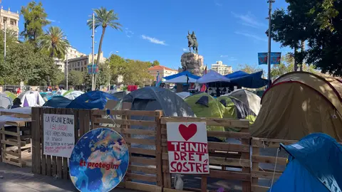 Los acampados en Palma, tras la muerte de Maricarmen: "No ha muerto, la han asesinado". Los acampados en Palma, tras la muerte de Maricarmen: "No ha muerto, la han asesinado".