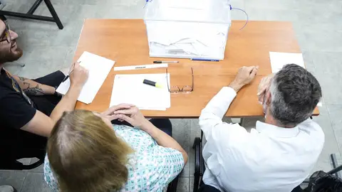 Imagen de archivo de una mesa electoral. Imagen de archivo de una mesa electoral.