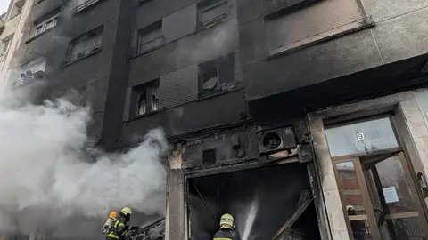Imagen del incendio en el bajo del edificio de la calle Leopoldo Pardo que se usaba como garaje para cargar coches eléctricos Imagen del incendio en el bajo del edificio de la calle Leopoldo Pardo que se usaba como garaje para cargar coches eléctricos