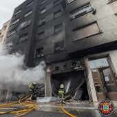 Imagen del incendio en el bajo del edificio de la calle Leopoldo Pardo que se usaba como garaje para cargar coches eléctricos