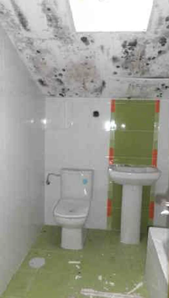 Estado de uno de los baños del edificio Estado de uno de los baños del edificio