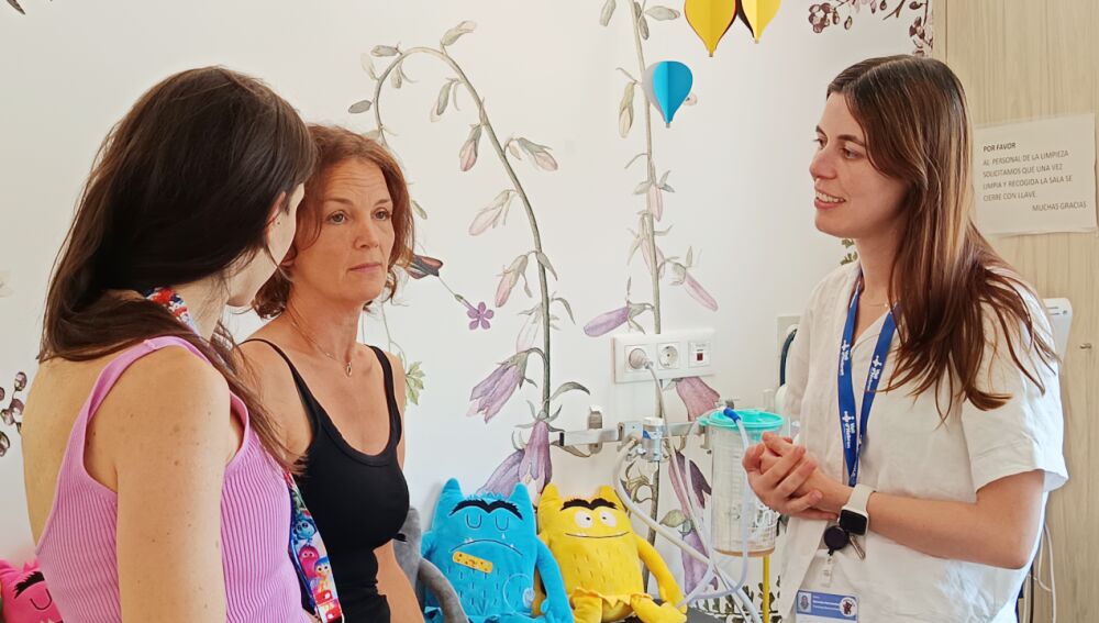 L'Eva acompanyada de la Carla Cusó i l'Anna Barredo a l'Hospital Universitari Vall d'Hebrón