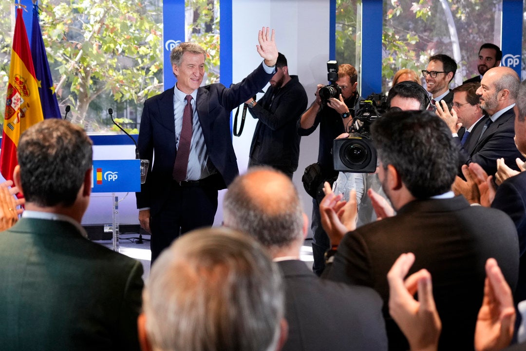 La derecha consolida su mayoría absoluta con un Vox disparado y un PSOE que resiste, aunque se aleja del "golpe de efecto" de Sánchez La derecha consolida su mayoría absoluta con un Vox disparado y un PSOE que resiste, aunque se aleja del "golpe de efecto" de Sánchez