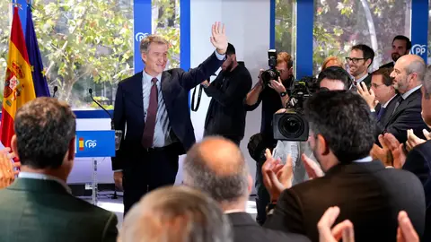 El líder del PP, Alberto Núñez Feijóo da una rueda de prensa tras la Junta Directiva Nacional del Partido Popular celebrada este jueves en la sede del partido de la calle Génova en Madrid. El líder del PP, Alberto Núñez Feijóo da una rueda de prensa tras la Junta Directiva Nacional del Partido Popular celebrada este jueves en la sede del partido de la calle Génova en Madrid.