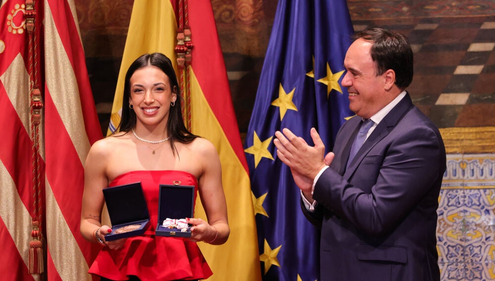Marina Cortellés, recibe la Alta Distinción de manos del president.
