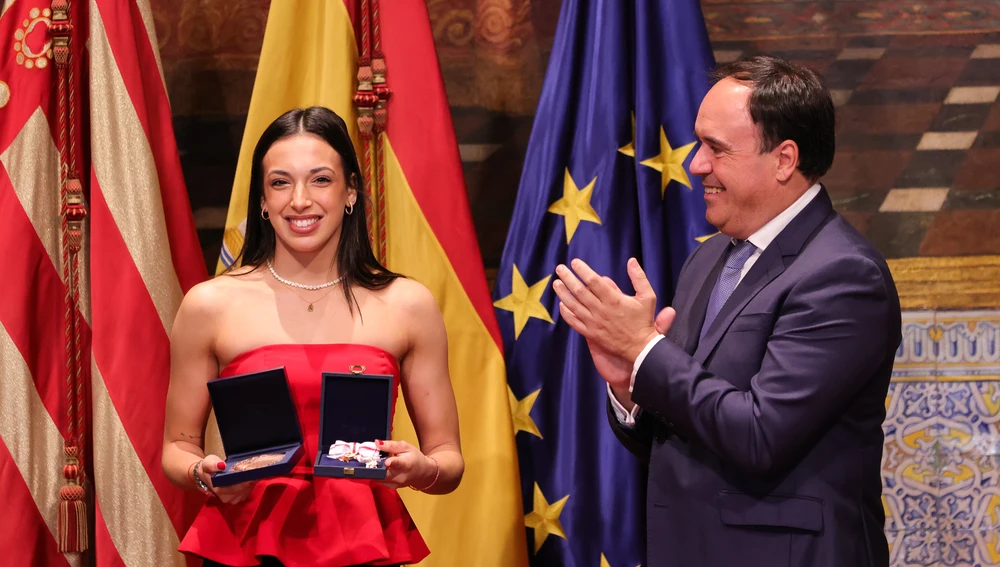 Marina Cortellés, recibe la Alta Distinción de manos del president. Marina Cortellés, recibe la Alta Distinción de manos del president.