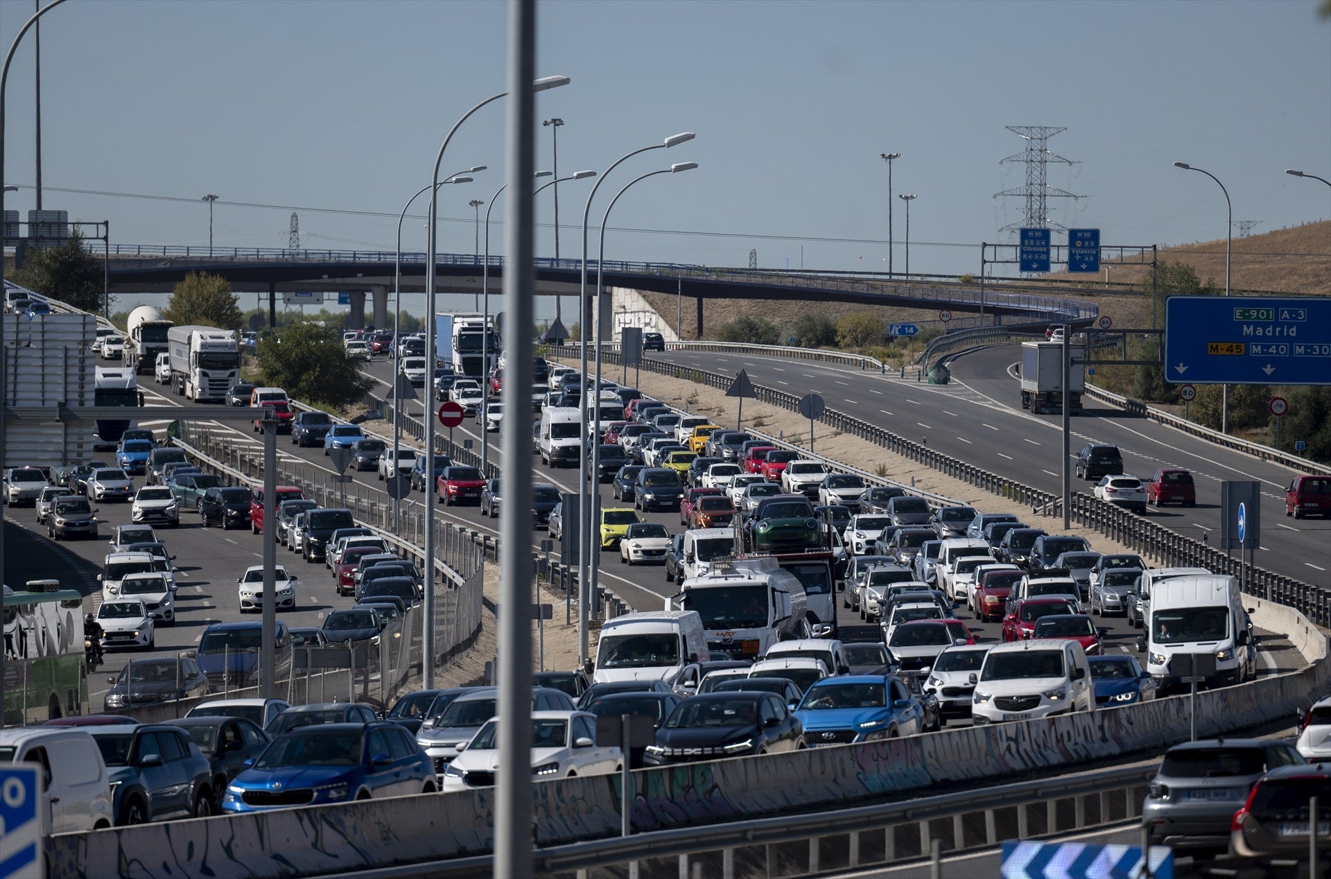 La DGT advierte de las peores horas para viajar durante el puente del Pilar: cuándo se esperan más atascos La DGT advierte de las peores horas para viajar durante el puente del Pilar: cuándo se esperan más atascos