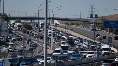 Vehículos circulan por la carretera A3, a 9 de octubre de 2026, en Madrid (España). Vehículos circulan por la carretera A3, a 9 de octubre de 2026, en Madrid (España).