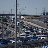 Vehículos circulan por la carretera A3, a 9 de octubre de 2026, en Madrid (España).