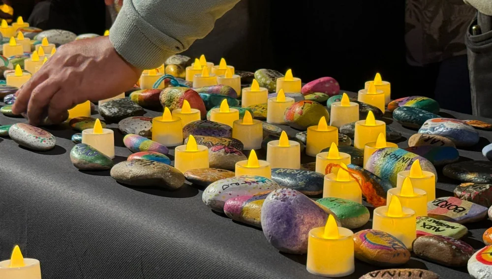 Les espelmes i les pedres del memorial pel dol pediàtric a Vall d'Hebrón Les espelmes i les pedres del memorial pel dol pediàtric a Vall d'Hebrón