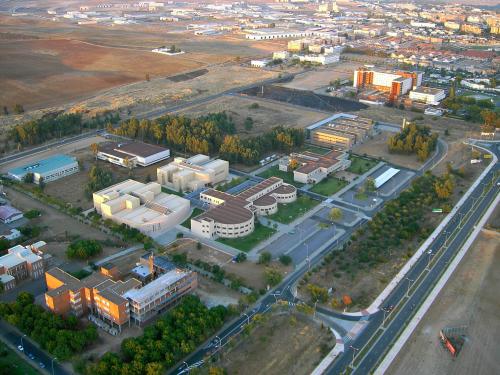 El 78,2% de los titulados de la Universidad de Extremadura en el curso 2022/2023 tiene trabajo El 78,2% de los titulados de la Universidad de Extremadura en el curso 2022/2023 tiene trabajo