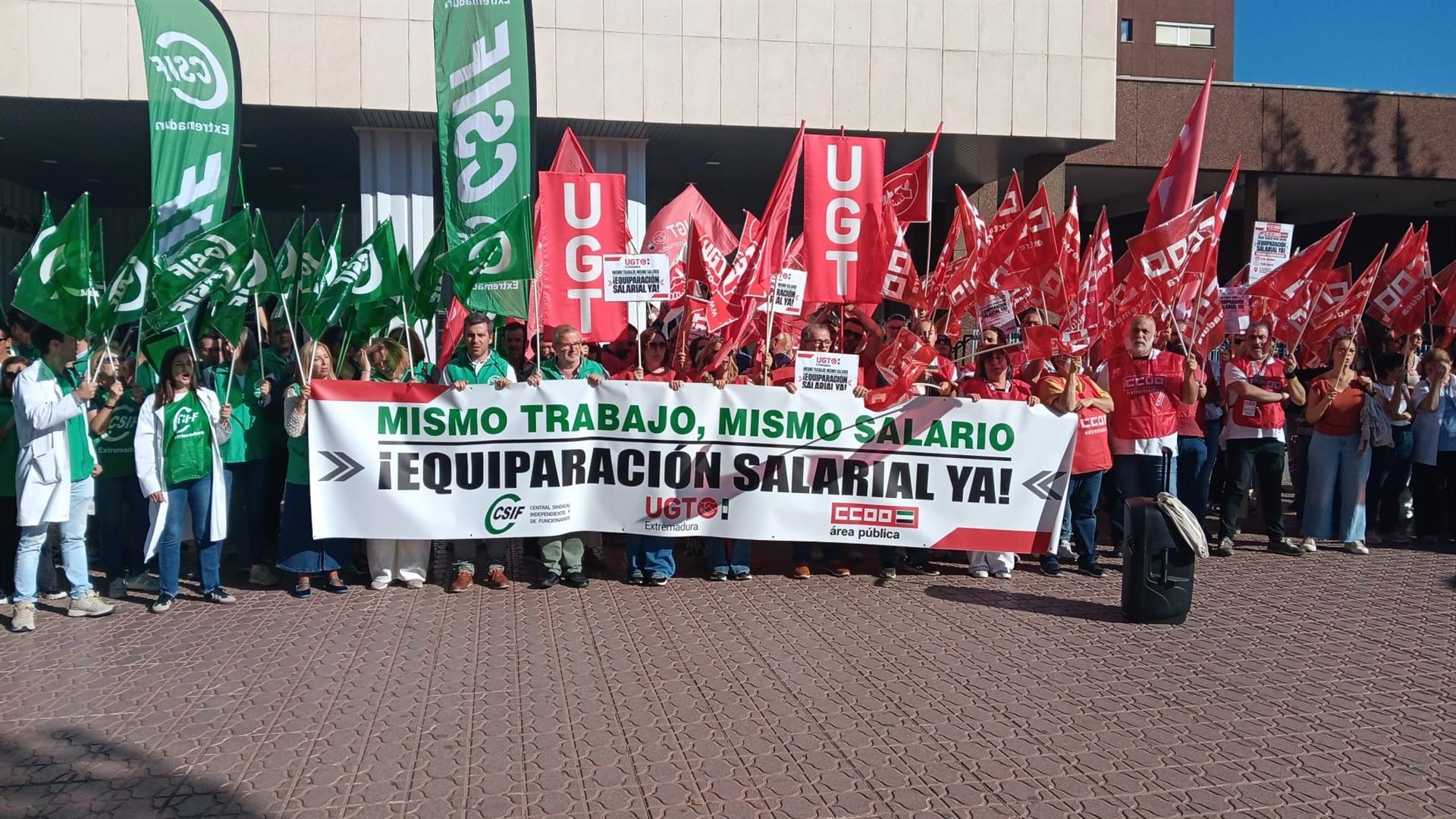 CSIF, UGT y CCOO piden a Manzano propuestas económicas "reales" respecto a la equiparación salarial en la Junta CSIF, UGT y CCOO piden a Manzano propuestas económicas "reales" respecto a la equiparación salarial en la Junta