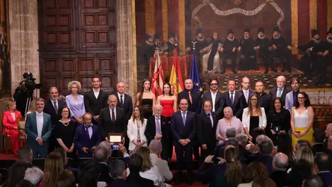 Los premiados tras el acto institucional celebrado en el Palau de la Generalitat. Los premiados tras el acto institucional celebrado en el Palau de la Generalitat.