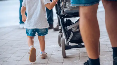 Imagen archivo de un niño caminando junto a su padre Imagen archivo de un niño caminando junto a su padre