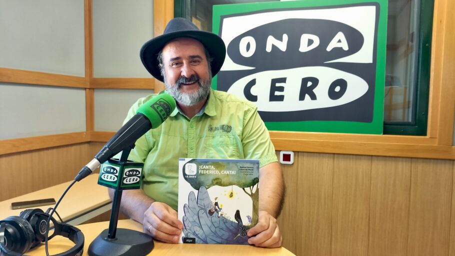 Manuel Ferrero con su libro 'Canta Federico canta'