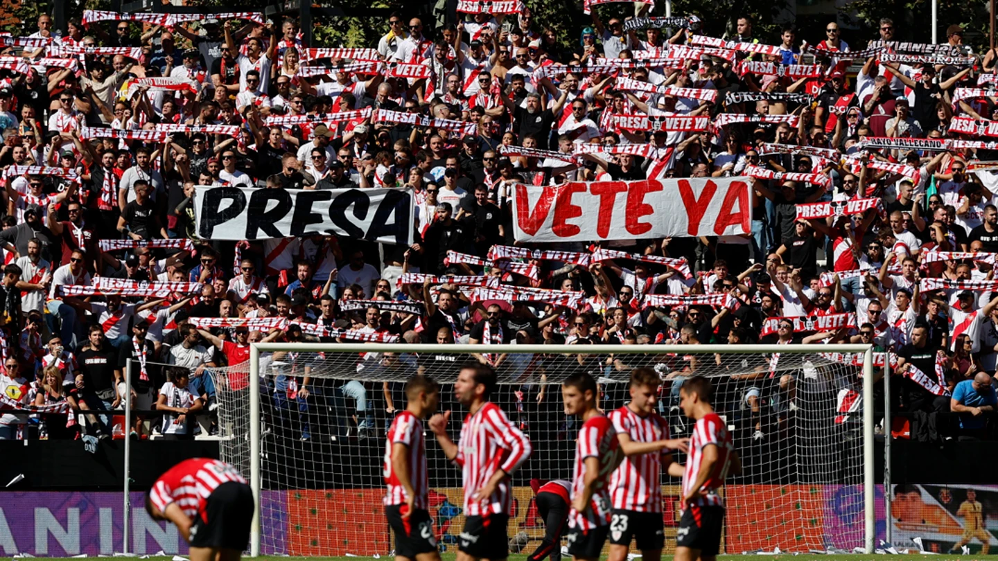 Protestas de la afición del Rayo Vallecano contra Martín Presa en el partido frente al Athletic Protestas de la afición del Rayo Vallecano contra Martín Presa en el partido frente al Athletic