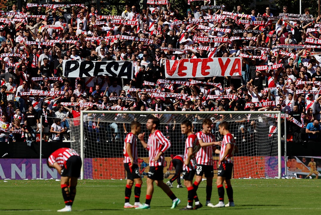 Se suspende el Rayo Vallecano-Athletic por el lanzamiento de avioncitos de papel y otros objetos en protesta contra Martín Presa Se suspende el Rayo Vallecano-Athletic por el lanzamiento de avioncitos de papel y otros objetos en protesta contra Martín Presa