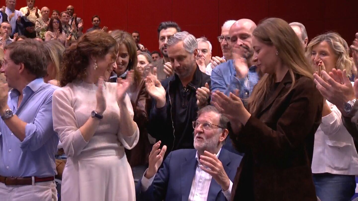 La divertida reacci&oacute;n de Rajoy cuando Feij&oacute;o ha pedido un aplauso para &eacute;l y Aznar durante el acto de precampa&ntilde;a del PP en Madrid