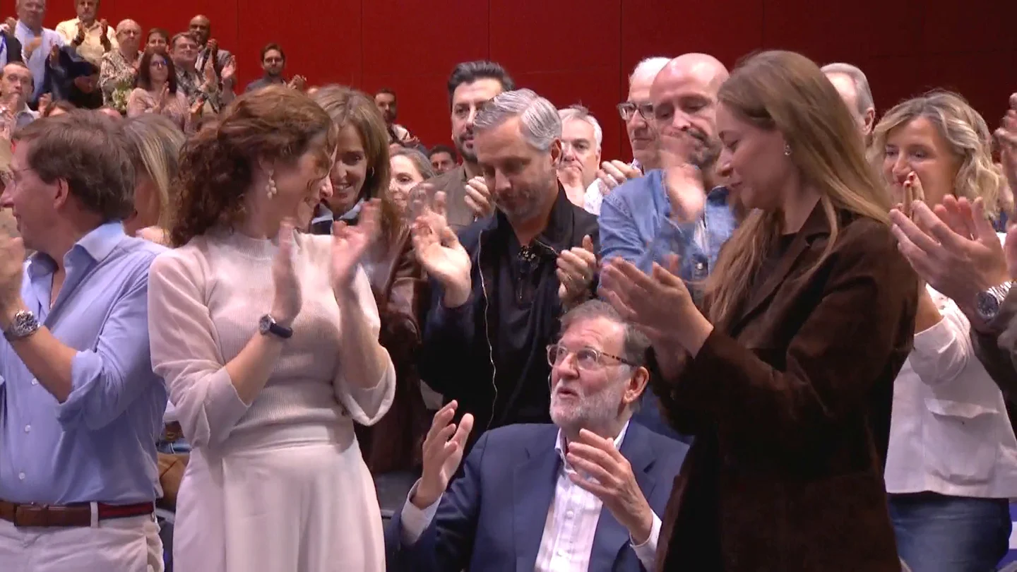 La divertida reacción de Rajoy cuando Feijóo ha pedido un aplauso para él y Aznar durante el acto de precampaña del PP en Madrid La divertida reacción de Rajoy cuando Feijóo ha pedido un aplauso para él y Aznar durante el acto de precampaña del PP en Madrid