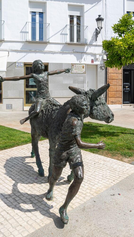Escultura inspirada en Platero y tú, en Moguer, pueblo natal del Nobel Juan Ramón Jiménez