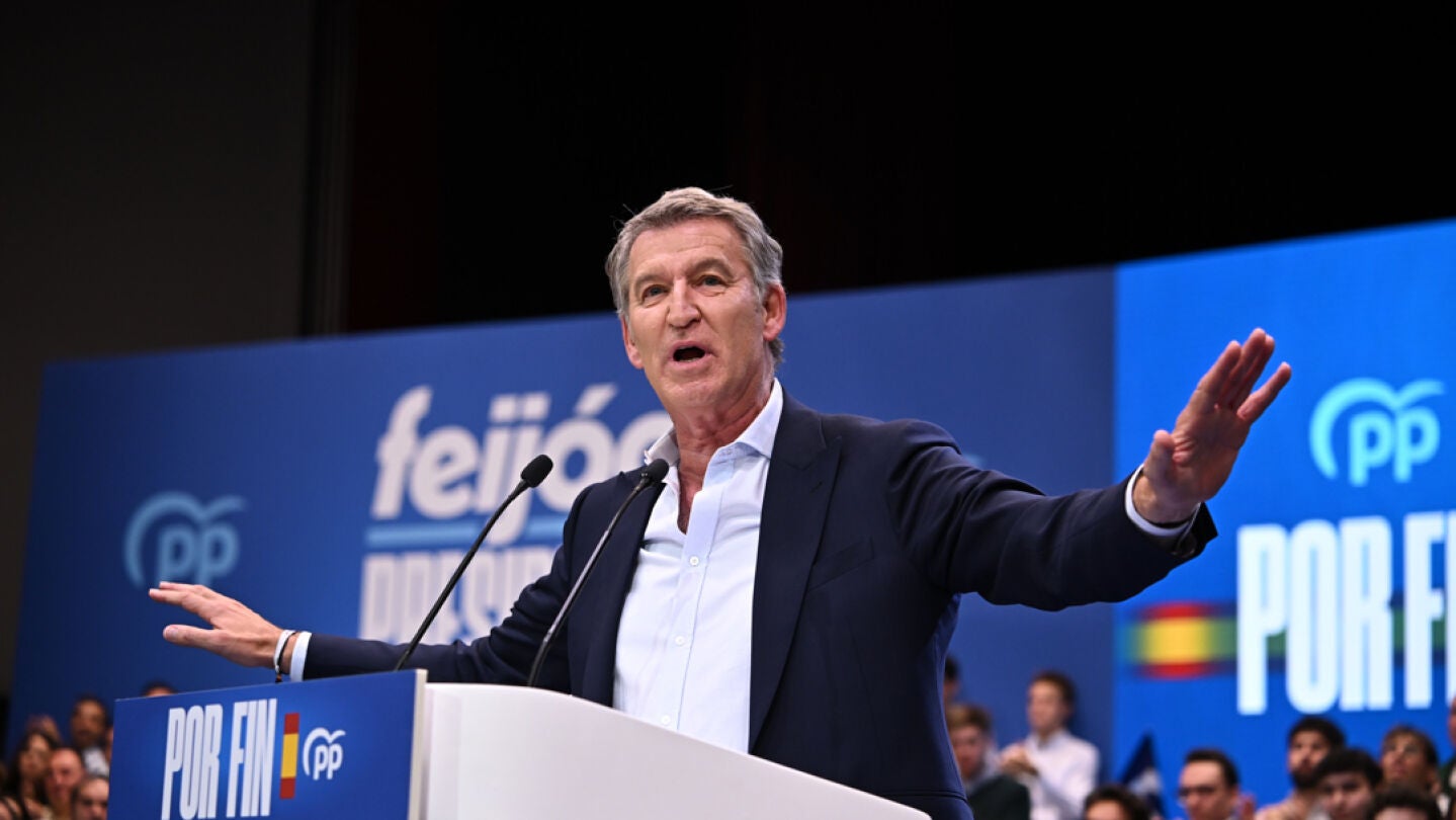 El l&iacute;der del Partido Popular (PP), Alberto N&uacute;&ntilde;ez-Feij&oacute;o, participa en un acto de precampa&ntilde;a del partido en Madrid, este s&aacute;bado. 