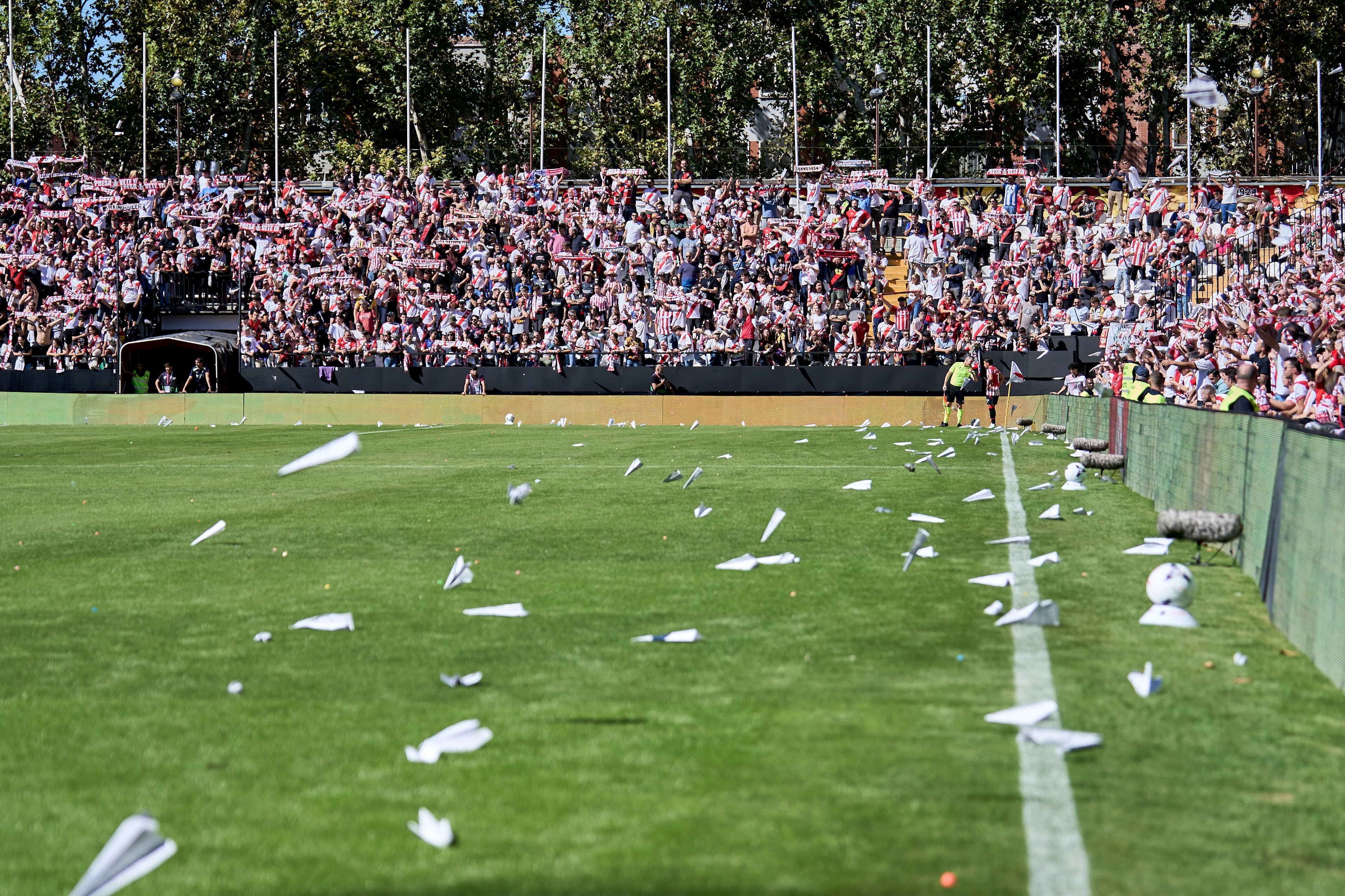 Avioncitos de papel sobre el cesped del Estadio de Vallecas Avioncitos de papel sobre el cesped del Estadio de Vallecas
