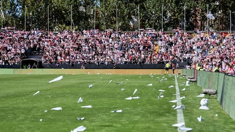 Avioncitos de papel sobre el cesped del Estadio de Vallecas