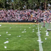 Avioncitos de papel sobre el cesped del Estadio de Vallecas 
