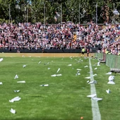 Avioncitos de papel sobre el cesped del Estadio de Vallecas Avioncitos de papel sobre el cesped del Estadio de Vallecas