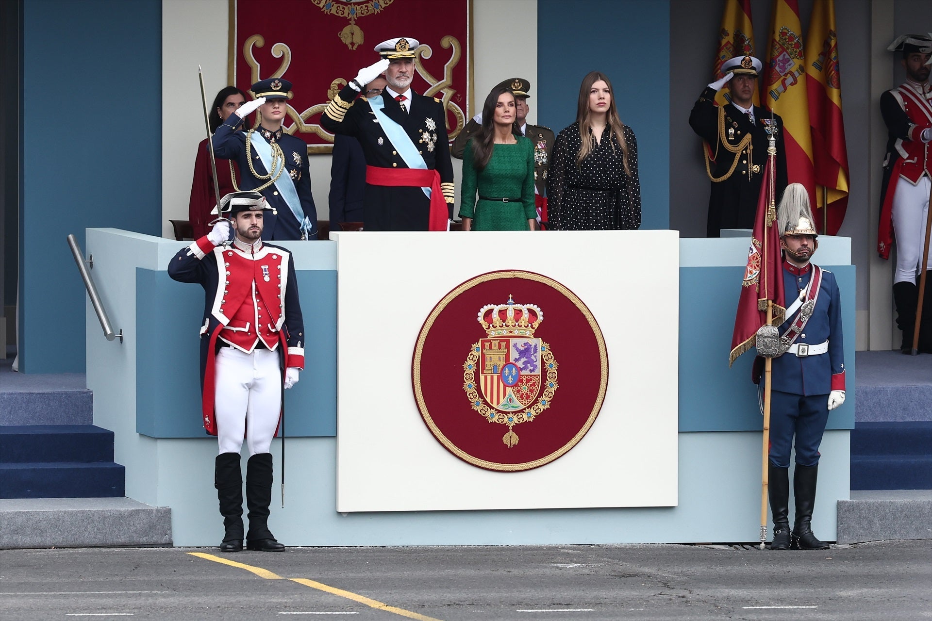 Los reyes presiden un desfile con sabor electoral y marcado por los insultos a Sánchez antes de su viaje a Ceuta y Melilla Los reyes presiden un desfile con sabor electoral y marcado por los insultos a Sánchez antes de su viaje a Ceuta y Melilla