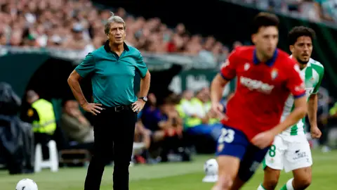 Manuel Pellegrini, observa el Betis-Osasuna desde la banda. Manuel Pellegrini, observa el Betis-Osasuna desde la banda.