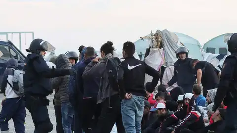 Desalojo de migrantes en la antigua fábrica de Guano. Desalojo de migrantes en la antigua fábrica de Guano.