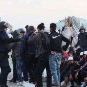 Desalojo de migrantes en la antigua fábrica de Guano.