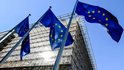 Banderas de la UE frente al edificio Europa, sede del Consejo Europeo y del Consejo de la UE. Banderas de la UE frente al edificio Europa, sede del Consejo Europeo y del Consejo de la UE.