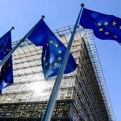 Banderas de la UE frente al edificio Europa, sede del Consejo Europeo y del Consejo de la UE. Banderas de la UE frente al edificio Europa, sede del Consejo Europeo y del Consejo de la UE.