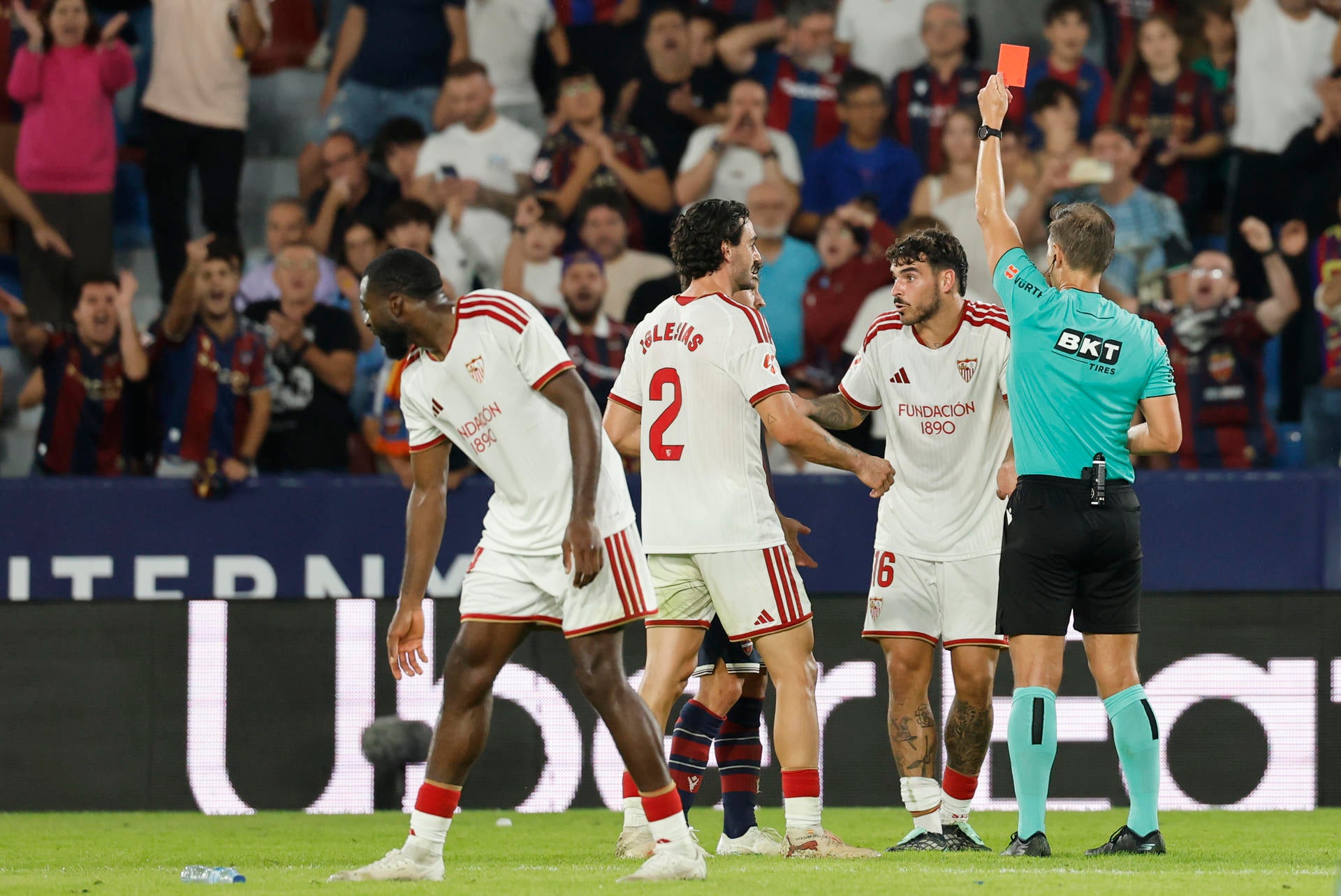 El árbitro Cordero Vega (d) muestra la tarjeta roja a Isaac Romero (2-d), del Sevilla, durante el partido correspondiente a la octava jornada de LaLiga EA Sports que UD Levante y Sevilla FC han disputado este lunes en el estadio Ciutat de Valencia. El árbitro Cordero Vega (d) muestra la tarjeta roja a Isaac Romero (2-d), del Sevilla, durante el partido correspondiente a la octava jornada de LaLiga EA Sports que UD Levante y Sevilla FC han disputado este lunes en el estadio Ciutat de Valencia.