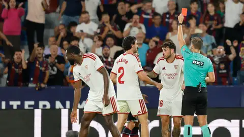El árbitro Cordero Vega (d) muestra la tarjeta roja a Isaac Romero (2-d), del Sevilla, durante el partido correspondiente a la octava jornada de LaLiga EA Sports que UD Levante y Sevilla FC han disputado este lunes en el estadio Ciutat de Valencia. El árbitro Cordero Vega (d) muestra la tarjeta roja a Isaac Romero (2-d), del Sevilla, durante el partido correspondiente a la octava jornada de LaLiga EA Sports que UD Levante y Sevilla FC han disputado este lunes en el estadio Ciutat de Valencia.