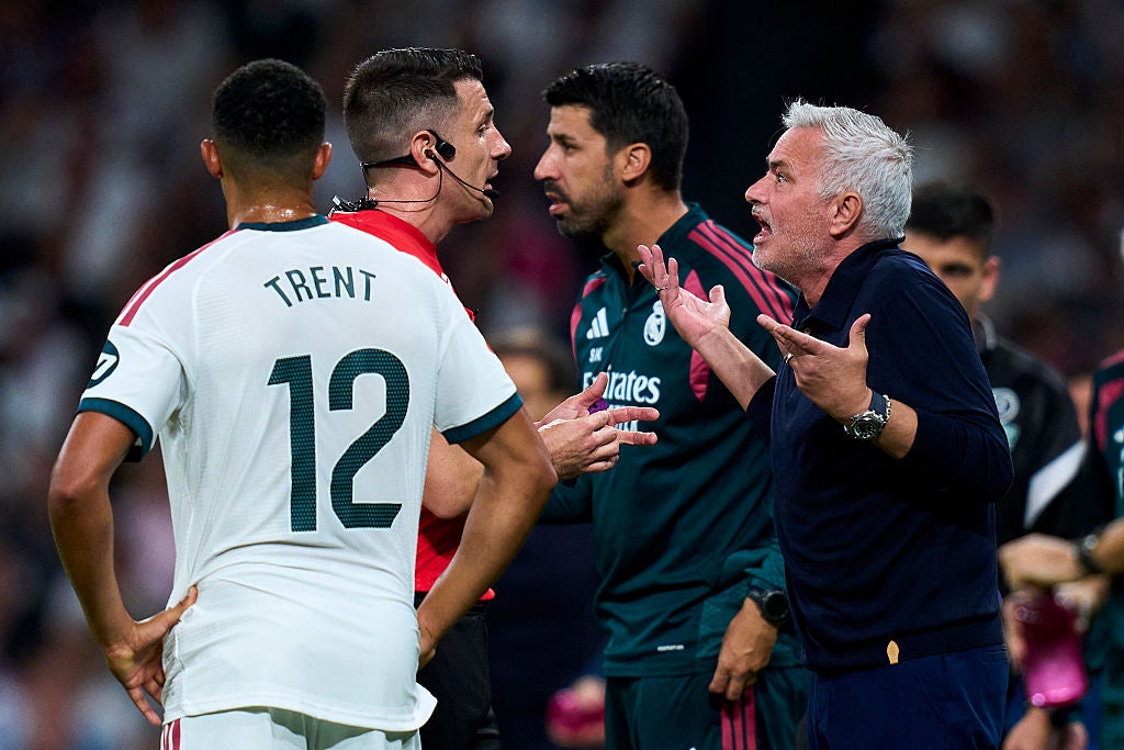 José Mourinho protesta una decisión arbitral durante el Real Madrid - Villarreal José Mourinho protesta una decisión arbitral durante el Real Madrid - Villarreal