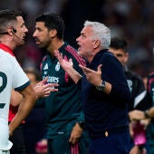 José Mourinho protesta una decisión arbitral durante el Real Madrid - Villarreal