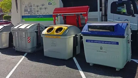 Contenedores de recogida selectiva en una calle de Elche. Contenedores de recogida selectiva en una calle de Elche.