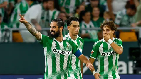 Isco Alarcón celebra un tanto con Marc Roca y Riquelme. Isco Alarcón celebra un tanto con Marc Roca y Riquelme.