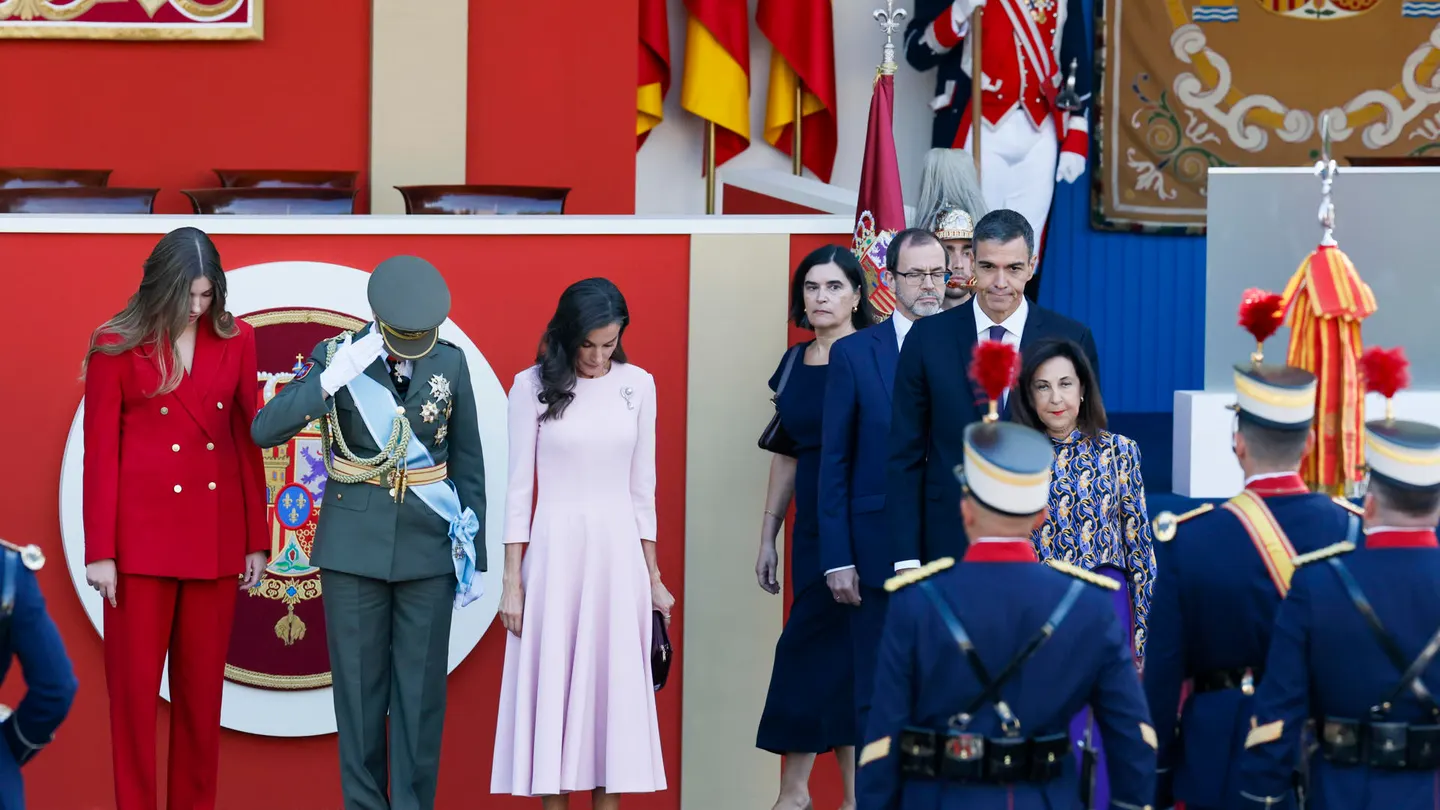 Sánchez, junto a los reyes y autoridades en el desfile del 12 de octubre. Sánchez, junto a los reyes y autoridades en el desfile del 12 de octubre.
