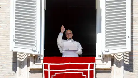 El Papa León XIV dirige el rezo del Ángelus desde la ventana de su despacho con vistas a la Plaza de San Pedro. El Papa León XIV dirige el rezo del Ángelus desde la ventana de su despacho con vistas a la Plaza de San Pedro.