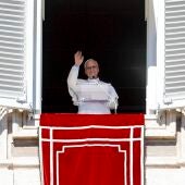 El Papa León XIV dirige el rezo del Ángelus desde la ventana de su despacho con vistas a la Plaza de San Pedro.