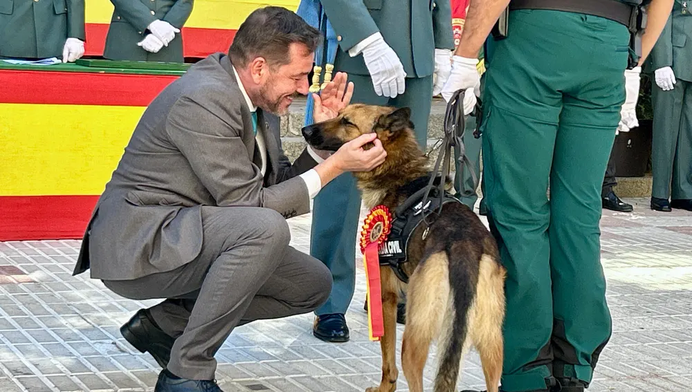 David Broceño con un perro de la Guardia Civil David Broceño con un perro de la Guardia Civil
