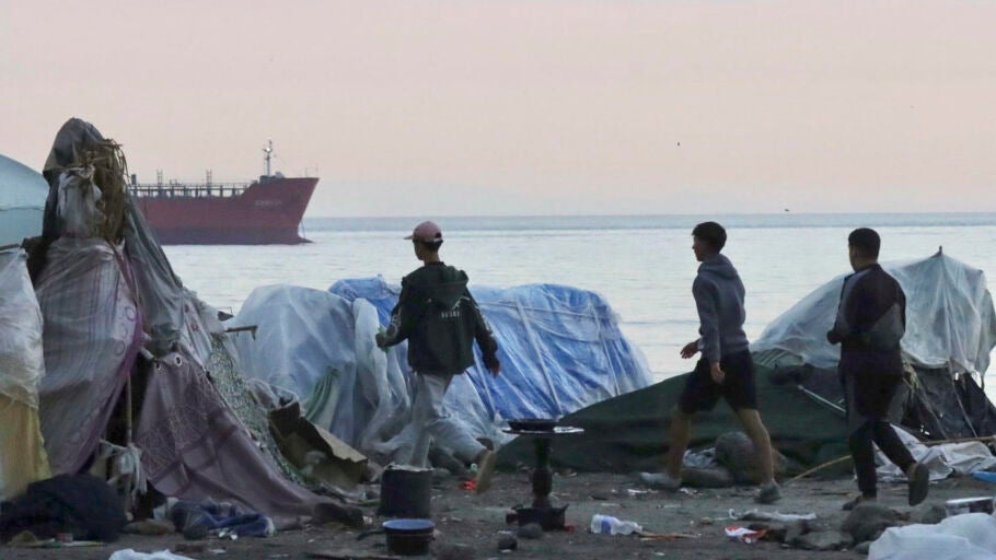 Desalojo de migrantes en la antigua f&aacute;brica de Guano.