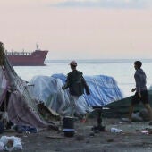 Desalojo de migrantes en la antigua fábrica de Guano.