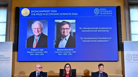 El miembro del comité del Nobel anuncian a los galardonados con el Premio Sveriges Riksbank de Ciencias Económicas. El miembro del comité del Nobel anuncian a los galardonados con el Premio Sveriges Riksbank de Ciencias Económicas.