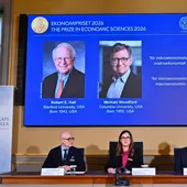 El miembro del comité del Nobel anuncian a los galardonados con el Premio Sveriges Riksbank de Ciencias Económicas. El miembro del comité del Nobel anuncian a los galardonados con el Premio Sveriges Riksbank de Ciencias Económicas.