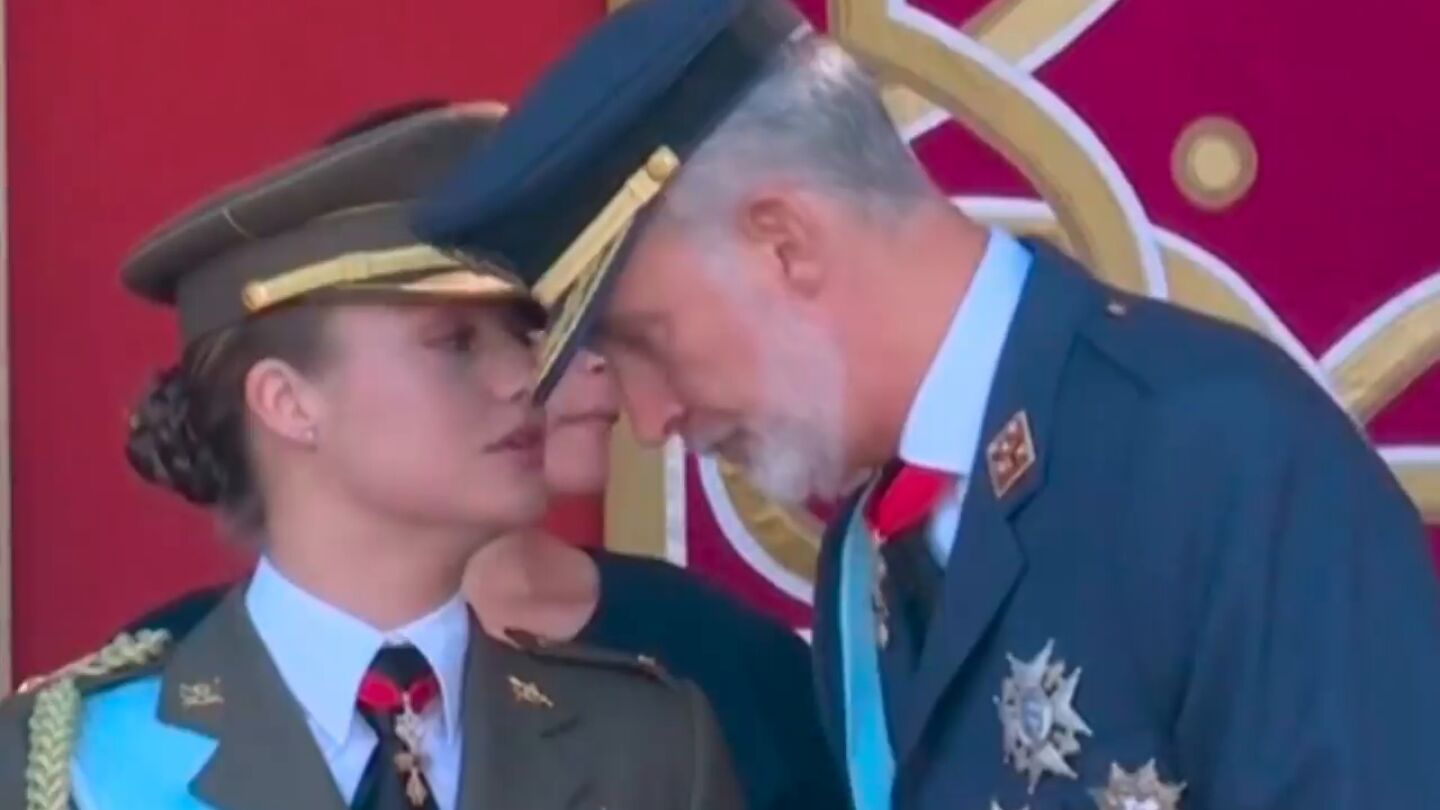 As&iacute; ha sido el momento en el que a la princesa Leonor se le ha ca&iacute;do el Tois&oacute;n de Oro y Felipe VI le ha ayudado a coloc&aacute;rselo